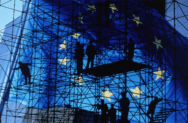 Do we need the crisis to stimulate European identity?